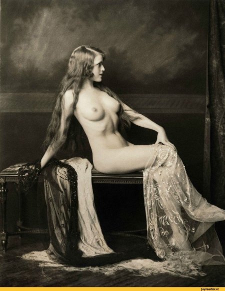 Naked women of the twentieth century