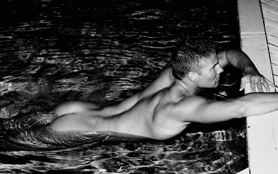 Голые мужчины и женщины в бассейне