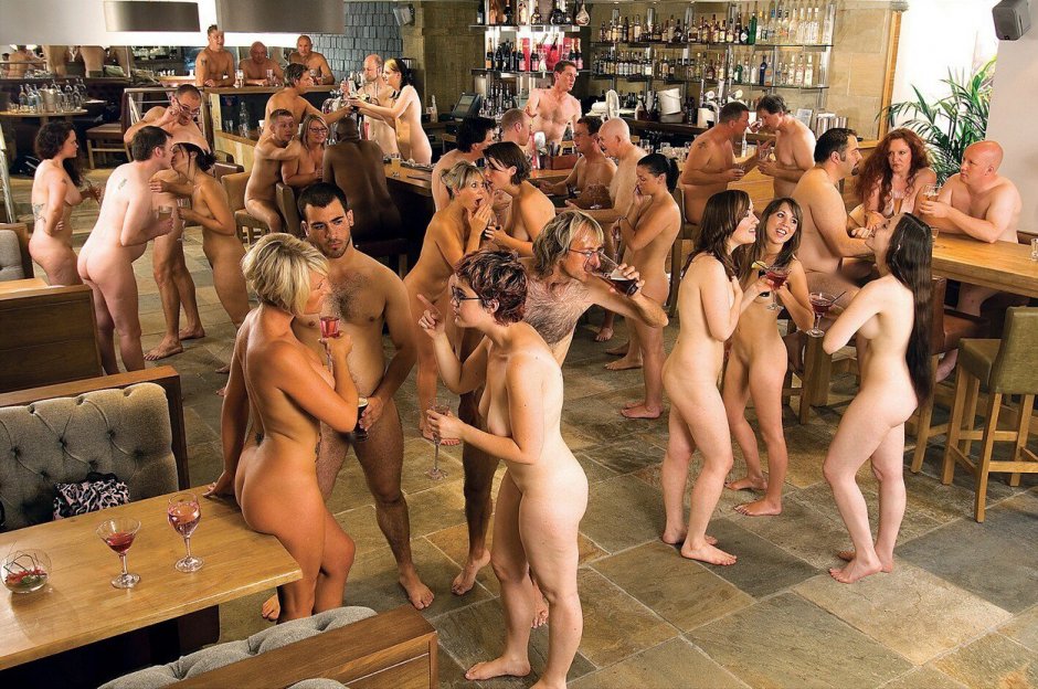 Голые девки ебутся на пляже частное