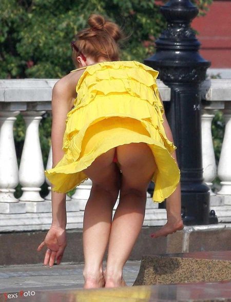 Peeking upskirt