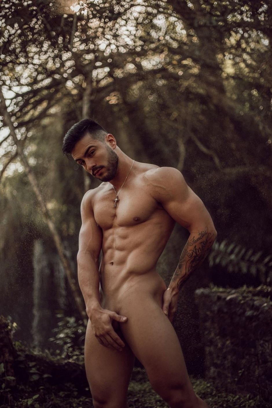 Молодые парни голышом на природе