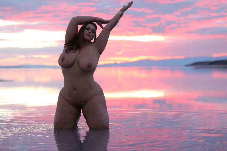 Модель плюс сайз Лондон Эндрюс nude