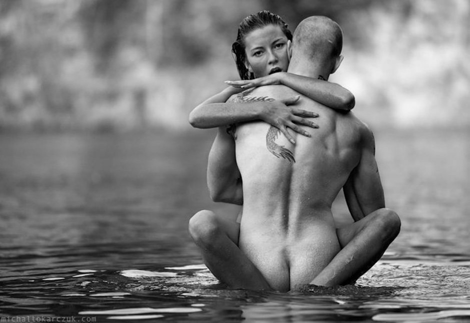 Голые мужчина и женщина в воде