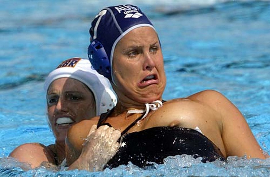 Лесби вечеринка после матча ватерполисток в бассейне