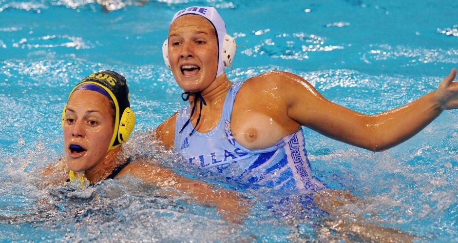 Голые девушки-ватерполистки