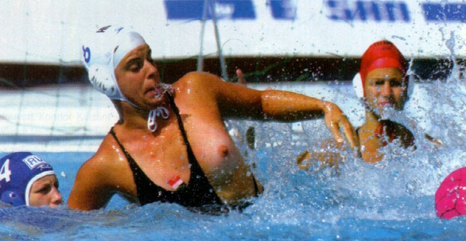 Водное поло женщины грудь