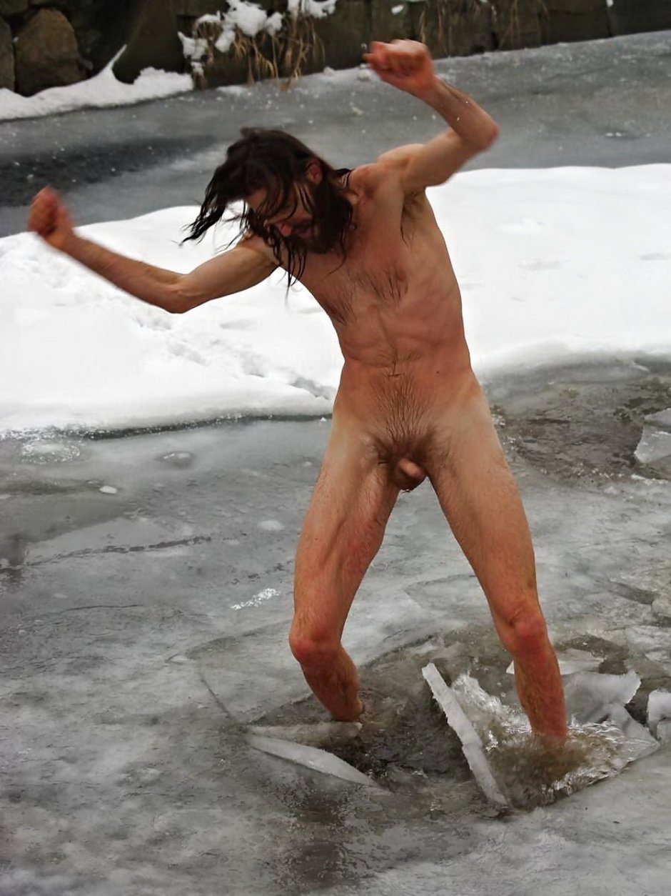 Зимнее купание парней голышом