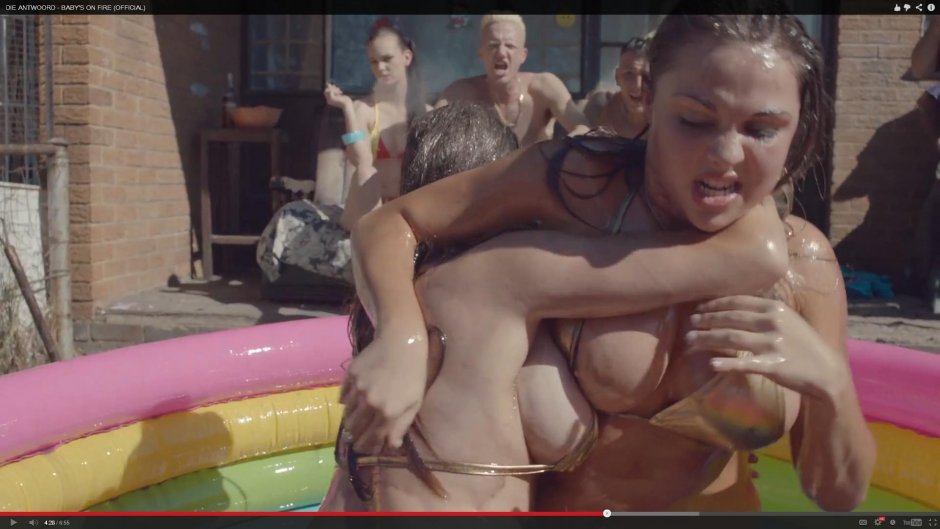 Ходит без трусиков по улице