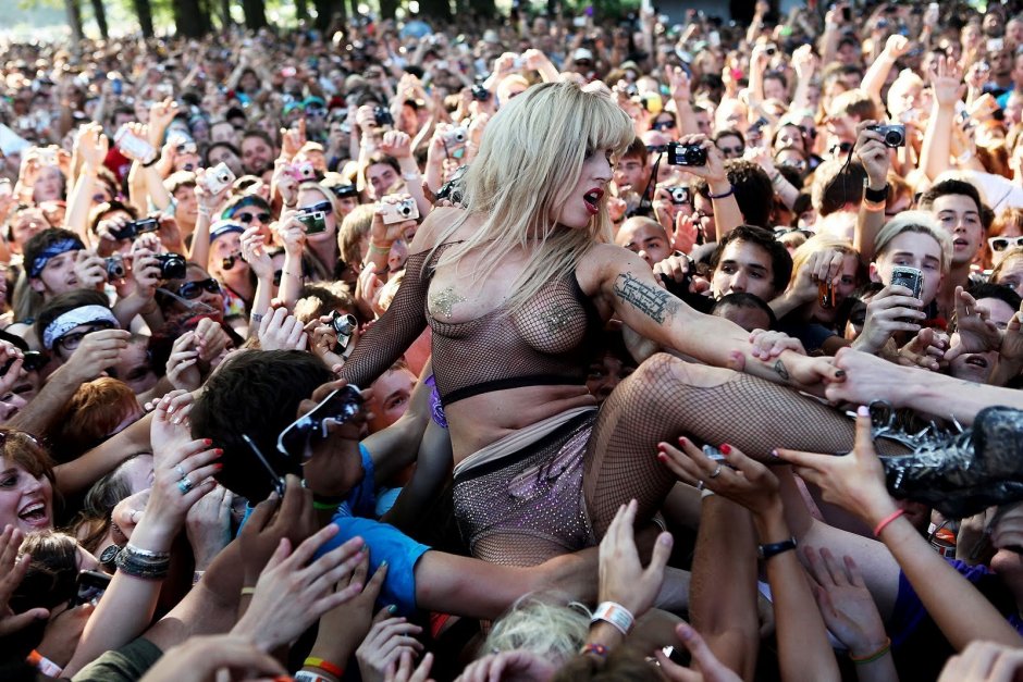 Порно фото Голые девки на концертах