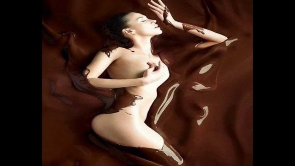 Девушка в ванне шоколада эро