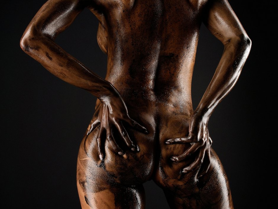 Голая девка в чёрной грязи