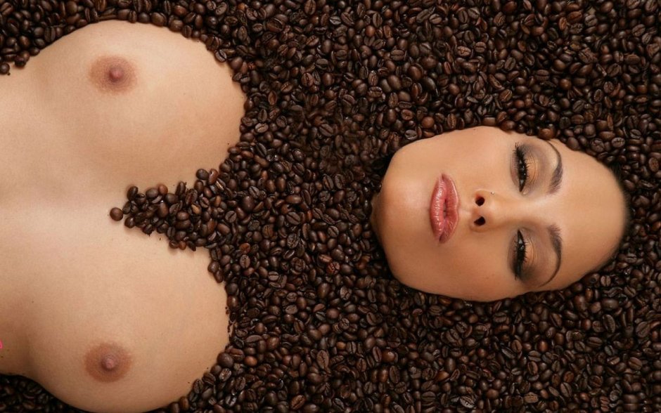 Огромные кофейные сиськи