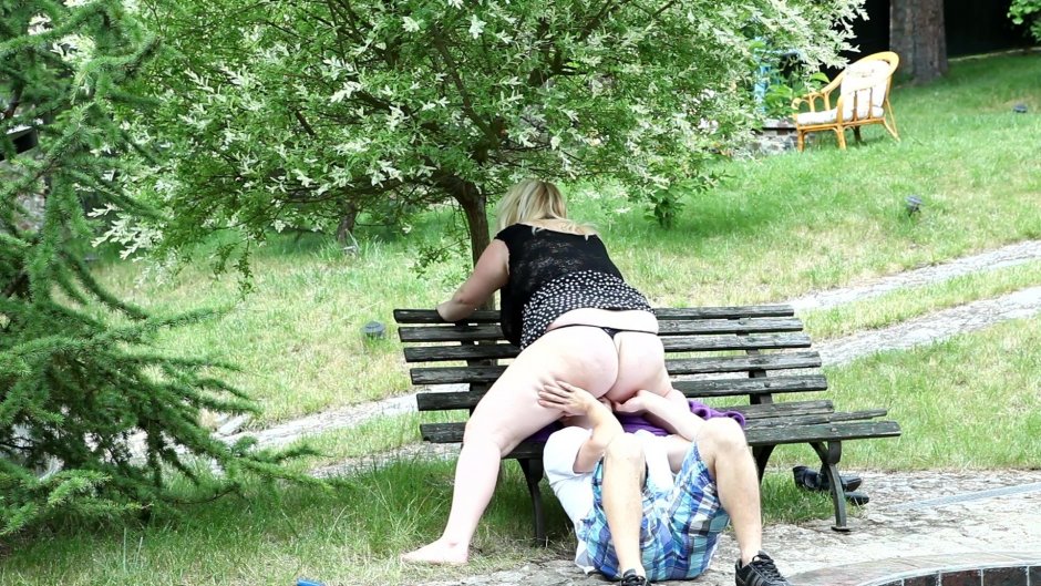 Кунилингус на улице в парке