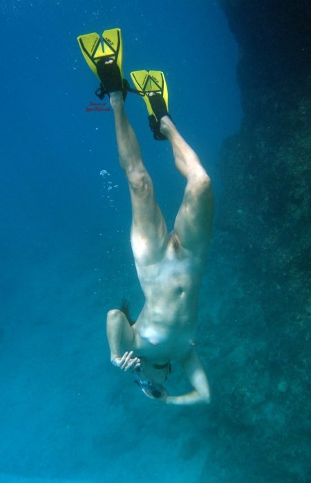 Naked women divers