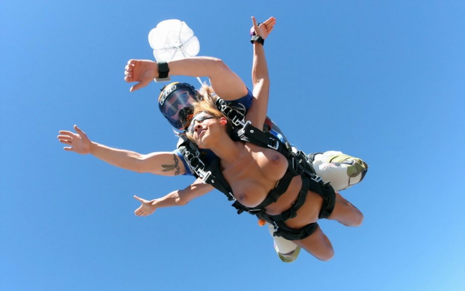 Голые парашютисты