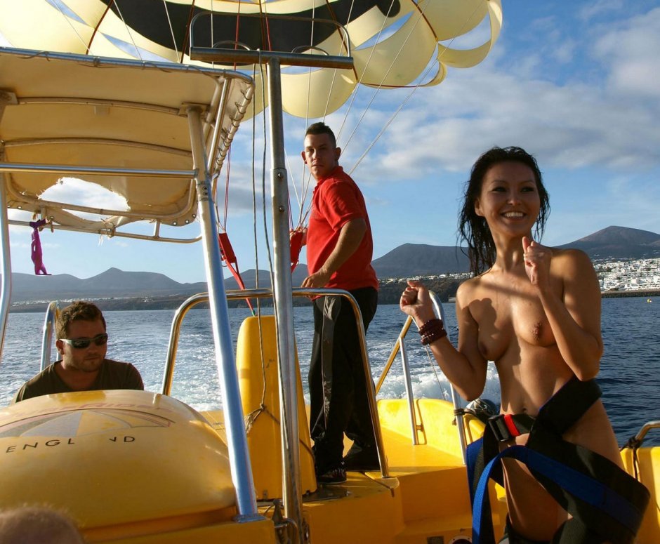 Голые прыгают с парашютом