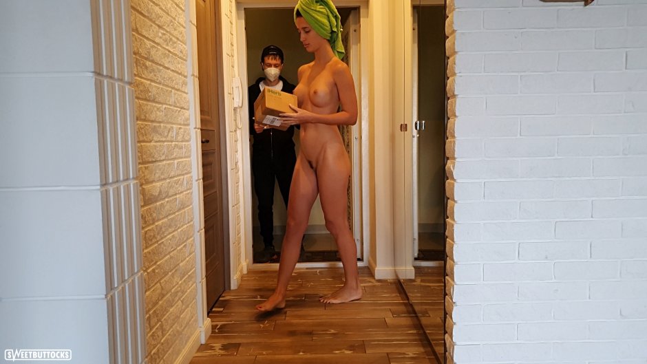 Встретила доставщика голой