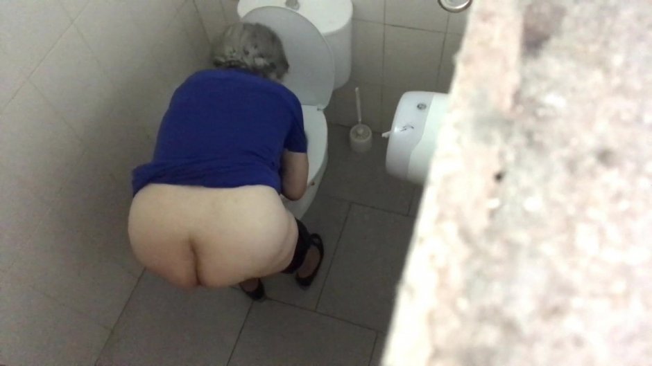 Голые задницы в женском туалете