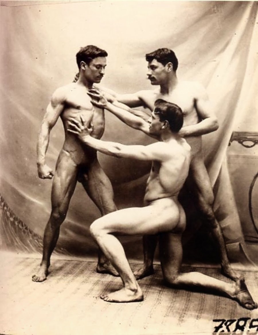 Несколько голых мужчин