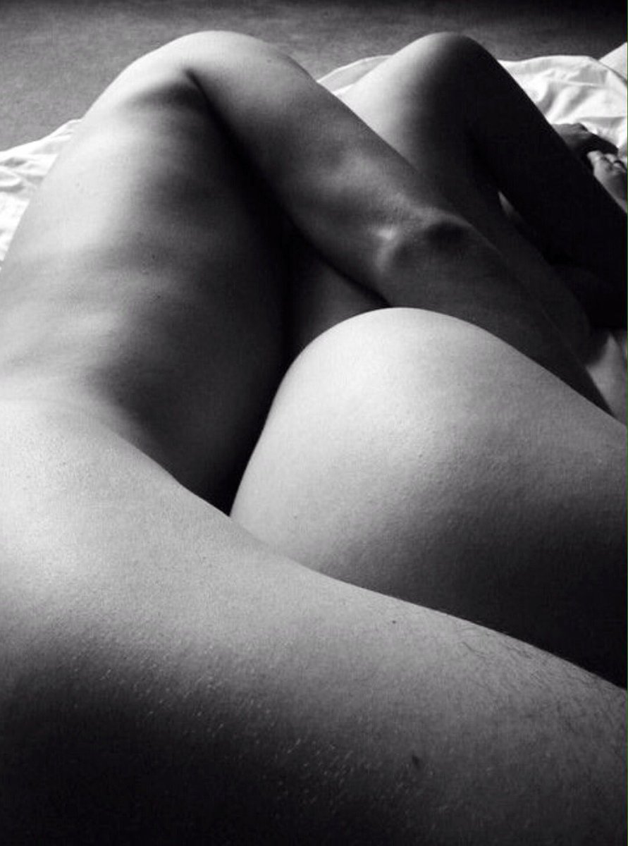 Мужчина и женщина спят голые