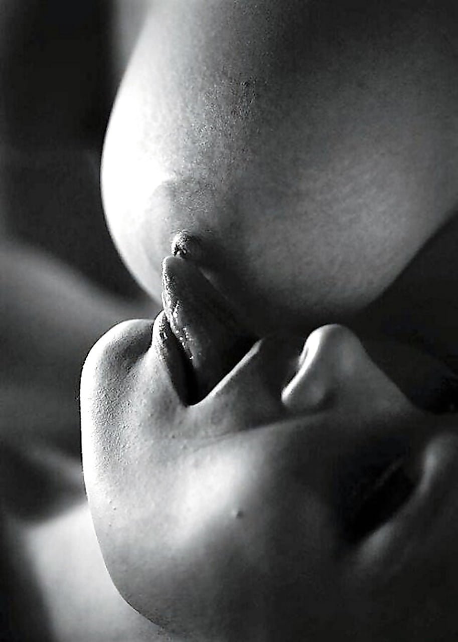 Кусает сосочки