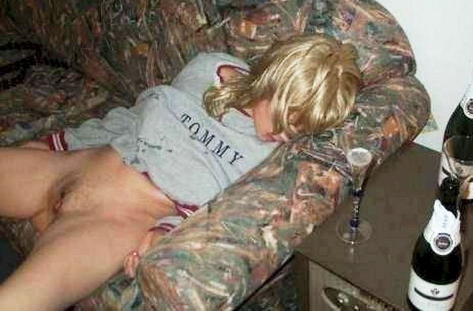 Подружки показывают киски частное