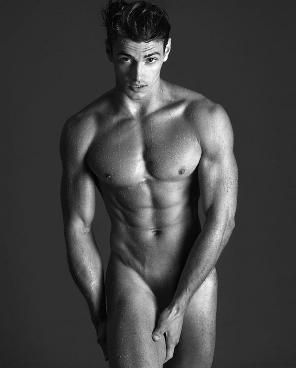 Мужская эротическая фотосессия на природе