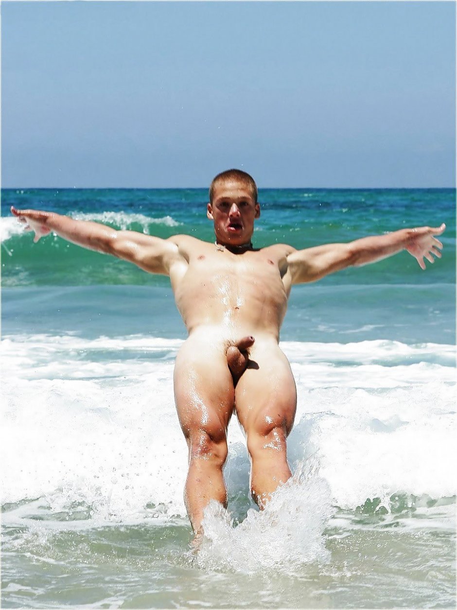 Красивые голые парни в бассейне