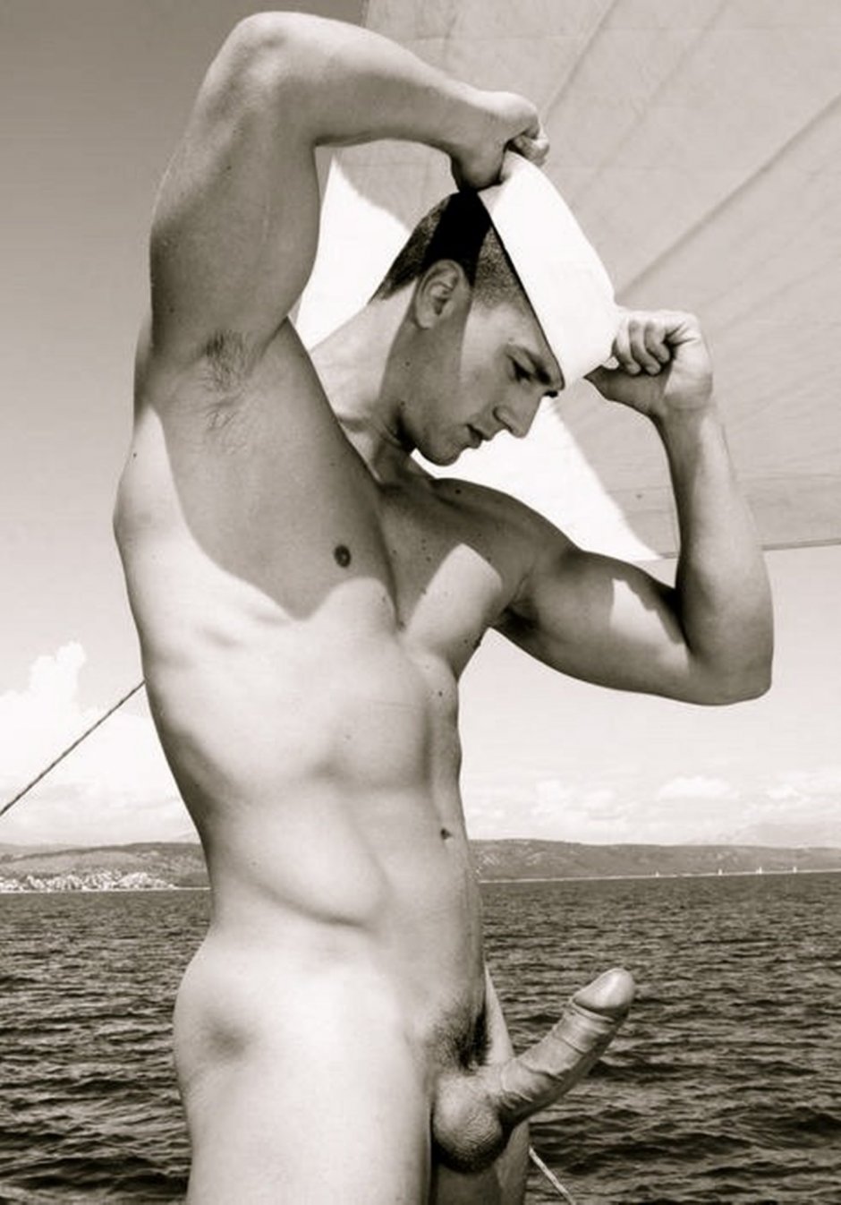 Мужчины в бассейне без трусов