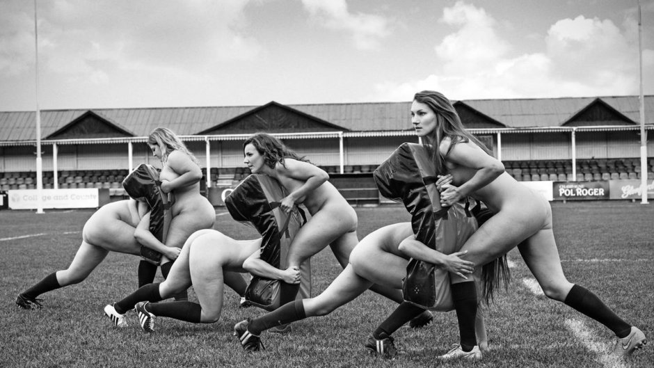 Женский американский футбол ню