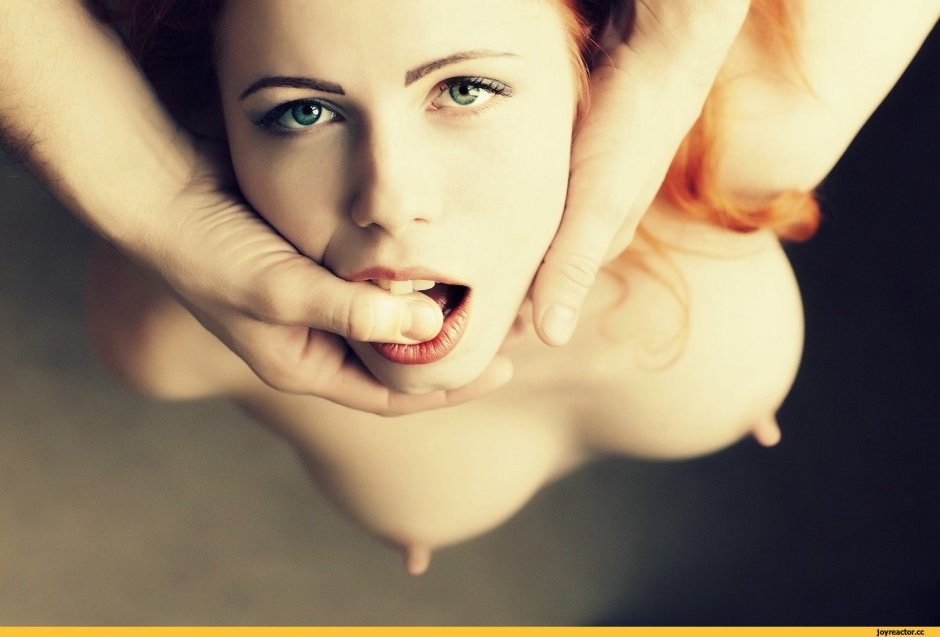 На коленях с открытым ротиком