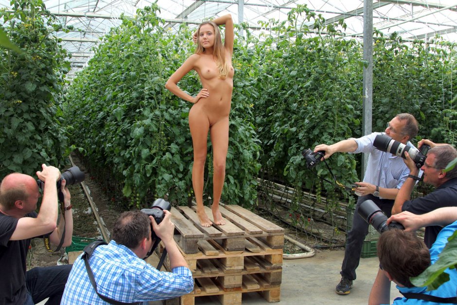 Голые в общественном месте