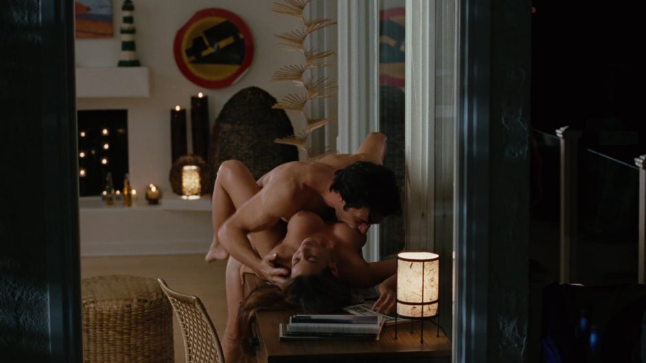 Эротическая сцена на столе