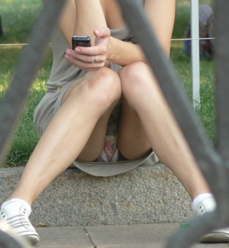 Girls without panties spied