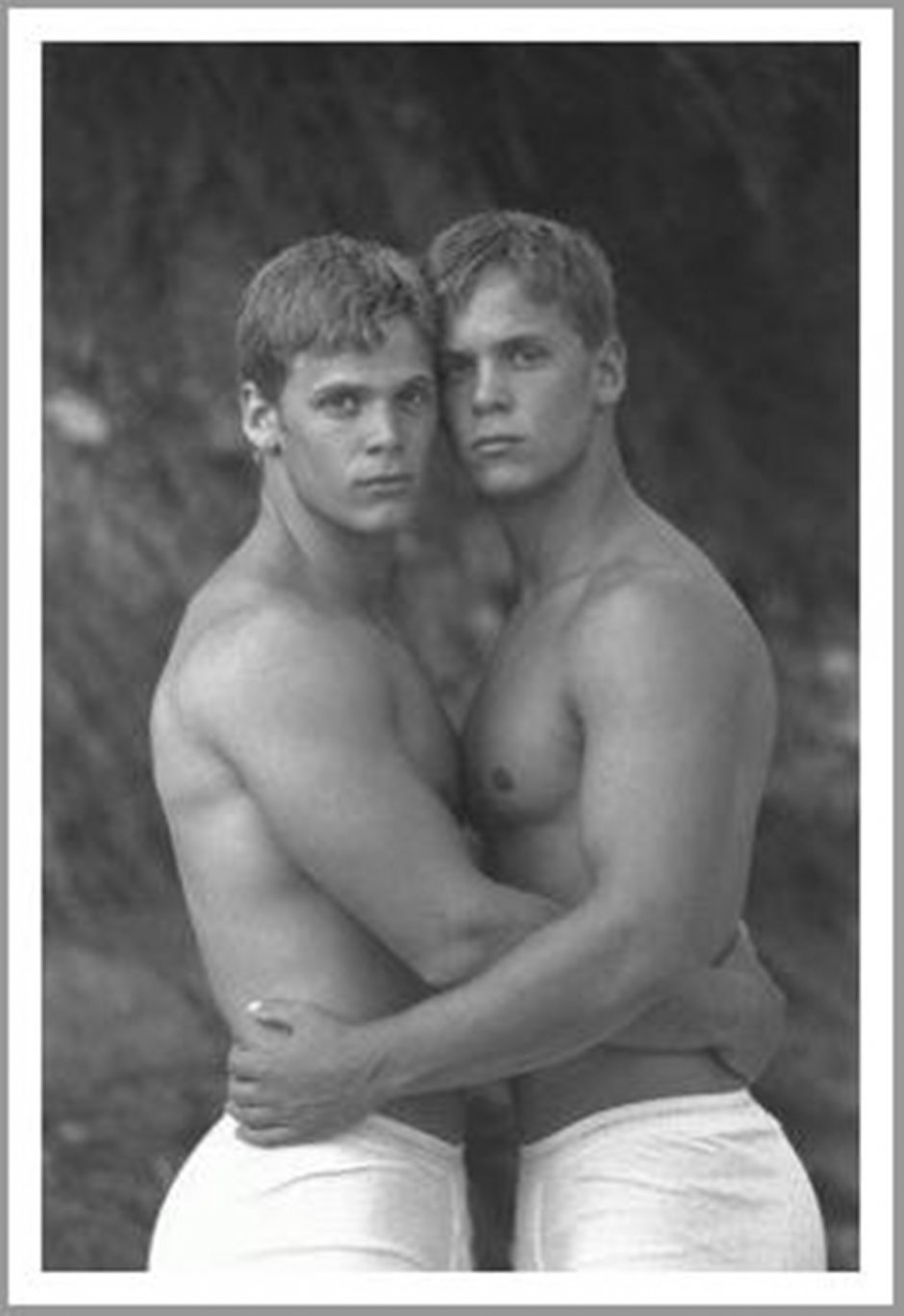 фото голые братья близнецы