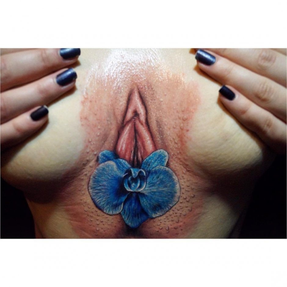 Порнозвезда с тату на лобке