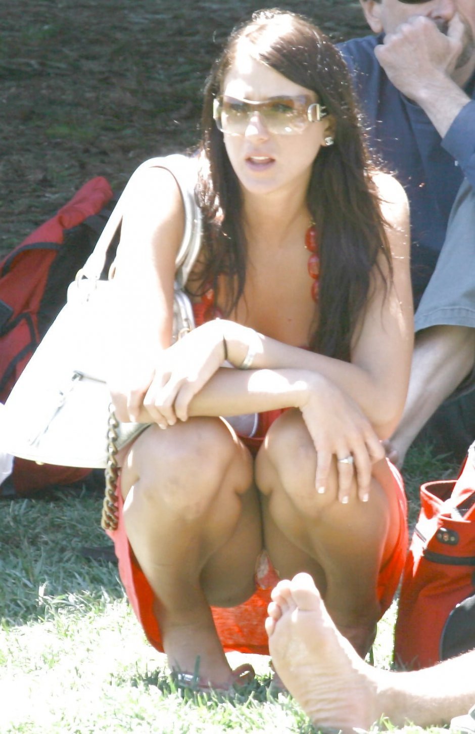 Женщины загорают без трусов