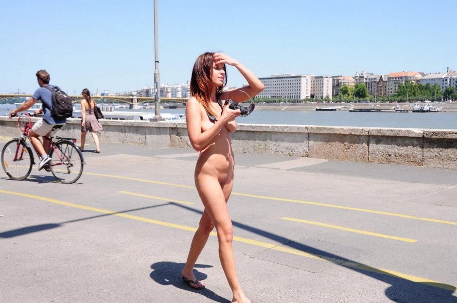 Селфи ню в публичных местах