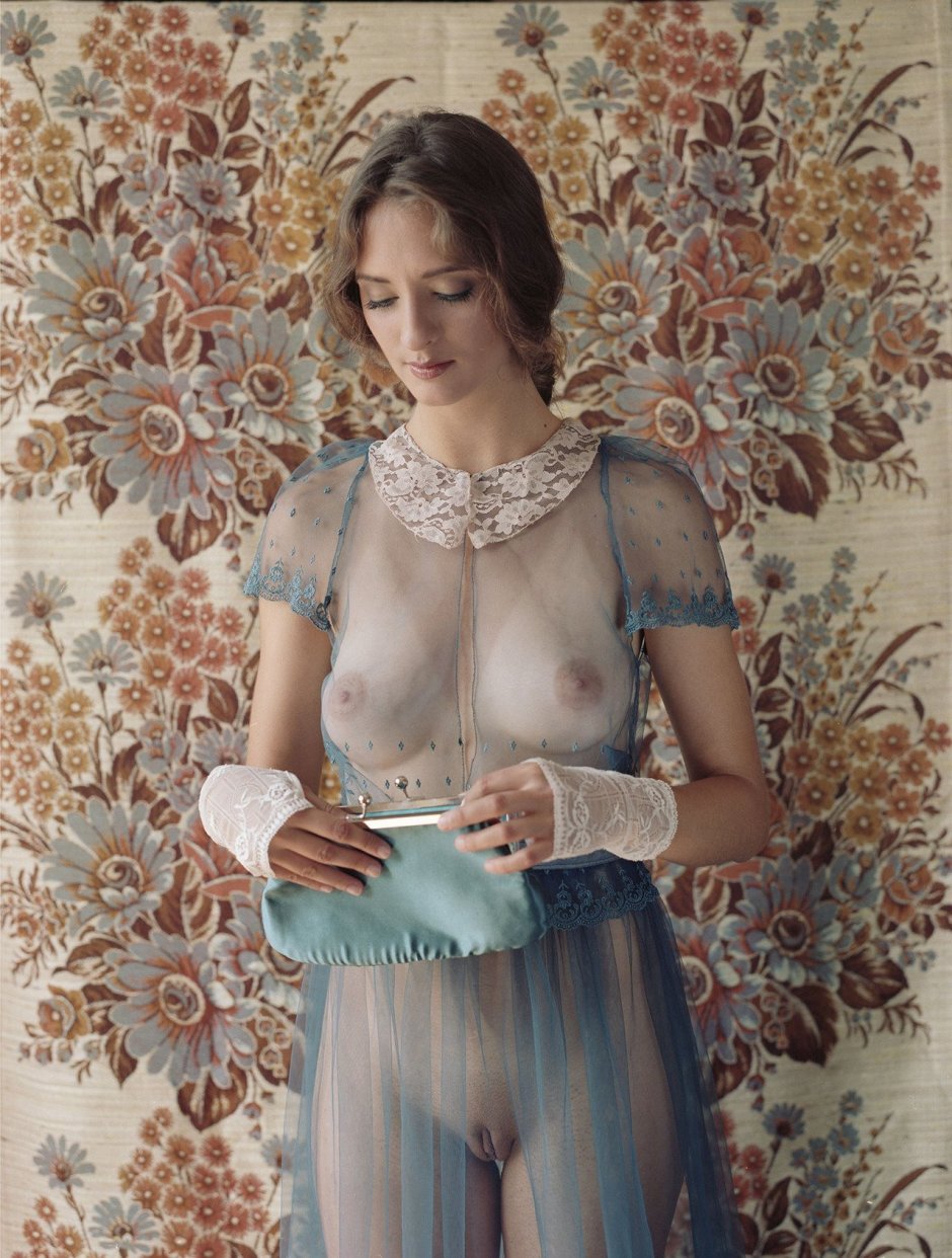 Девушки в прозрачных платьях