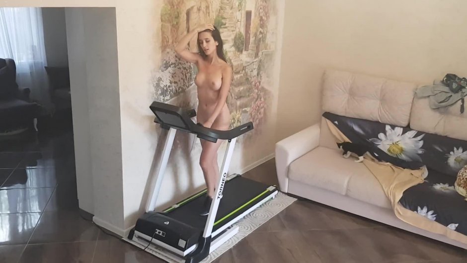 Denisse Gomez в спортзале +18