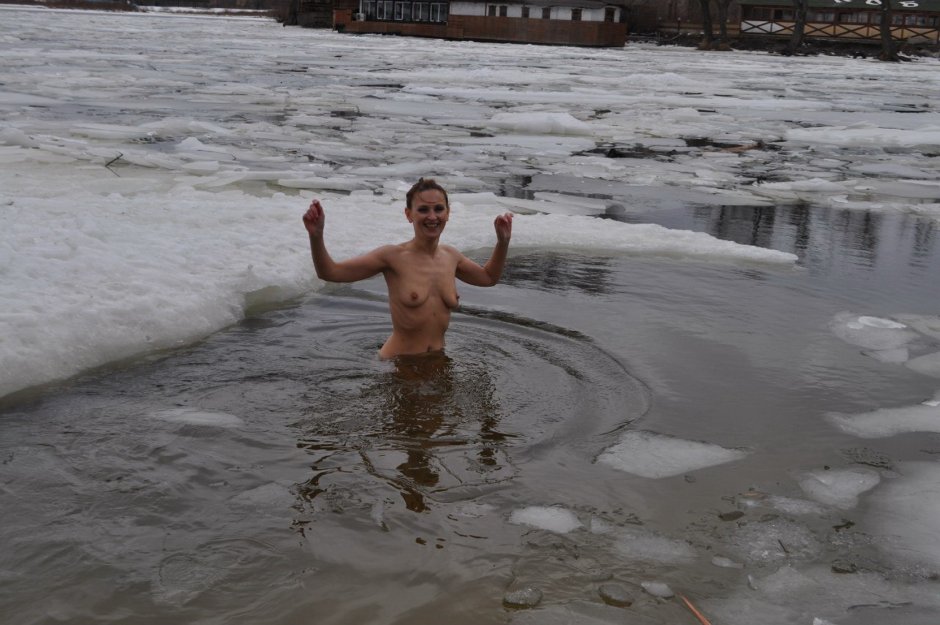 Голые женщины в купели на крещение