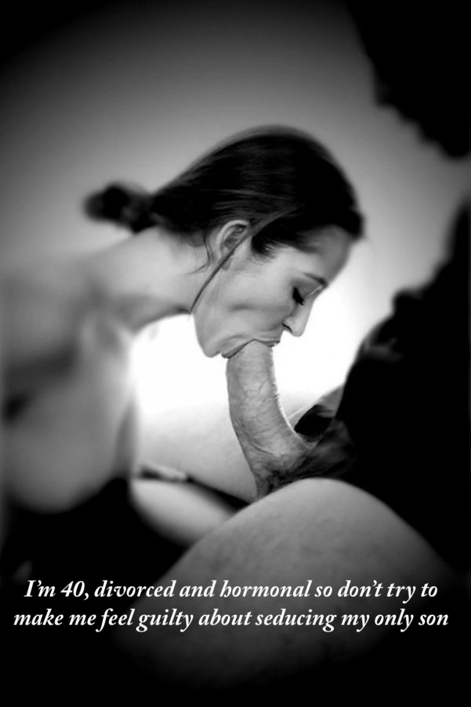 Красивая брюнетка отсосала