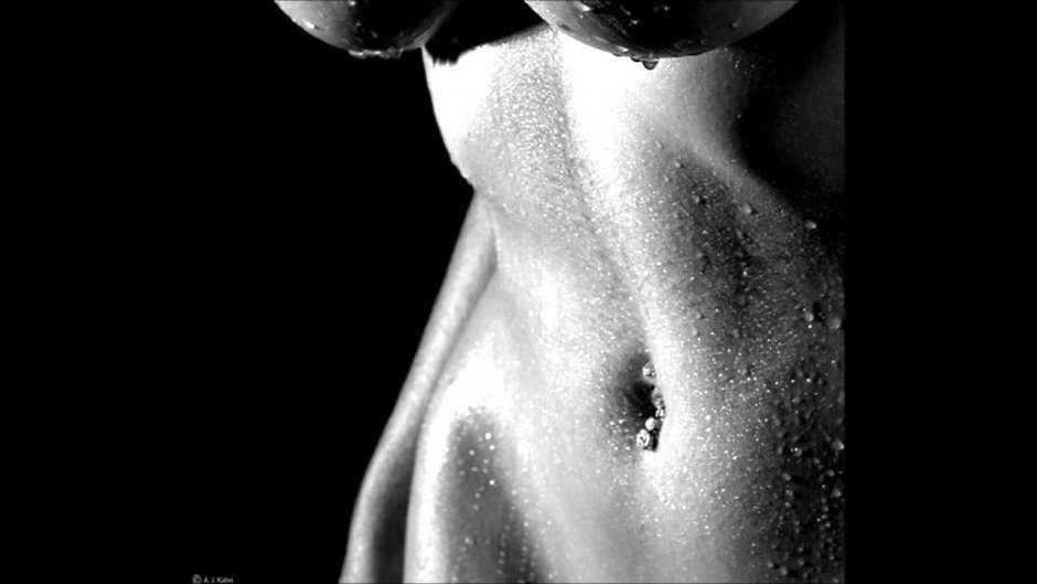 Красивая мокрая голая грудь 2 размера