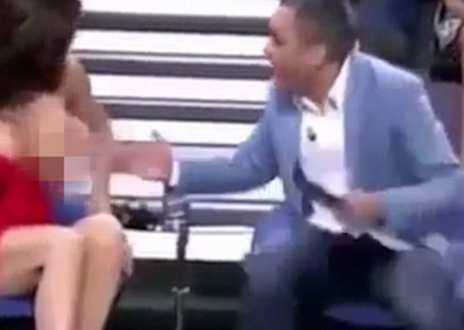 Сиськи выпали в прямом эфире