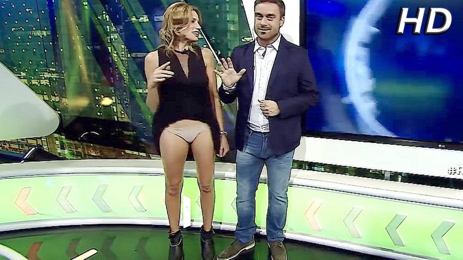 Ведущая без Нижнего белья