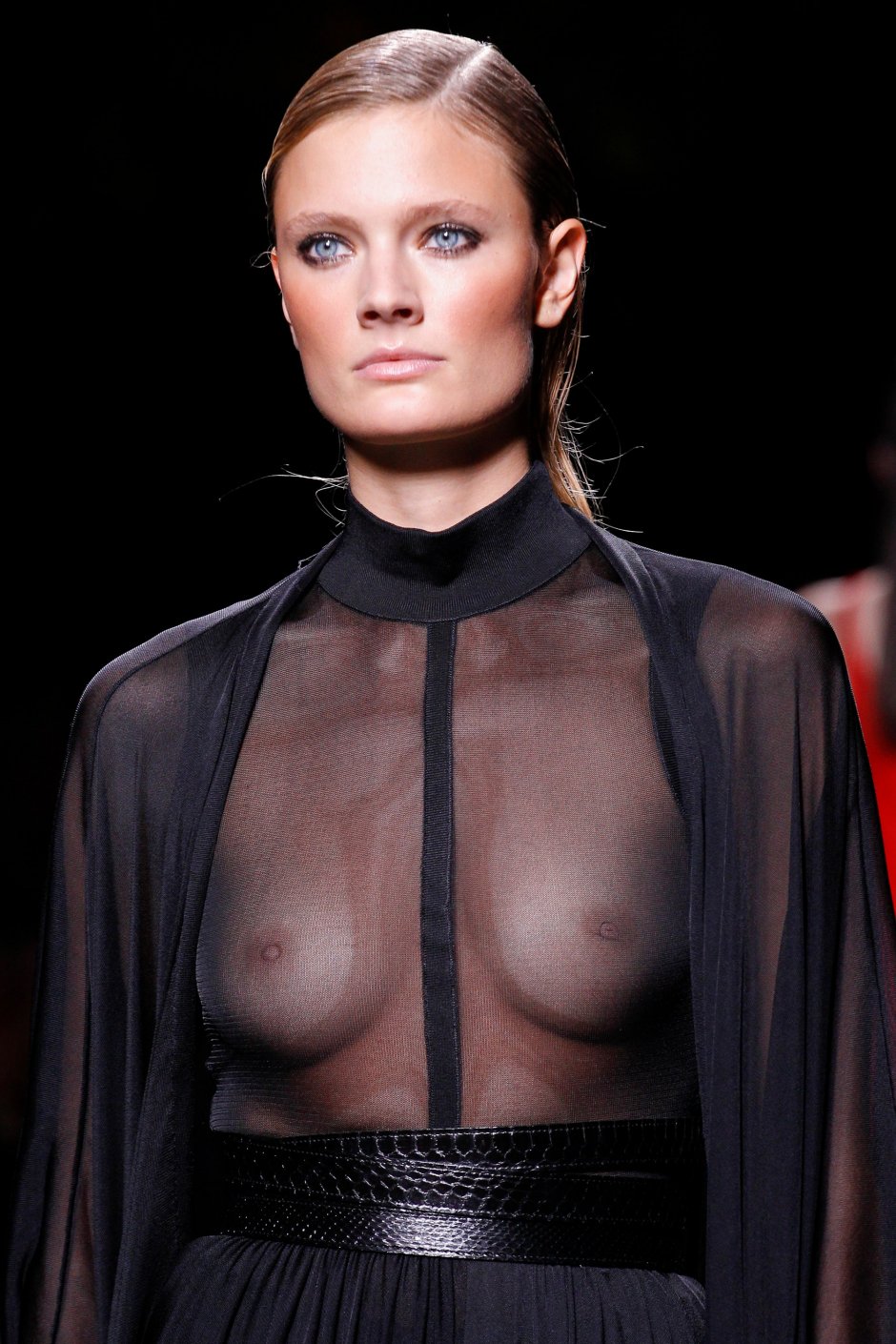 Ню фотосессия в прозрачной одежде