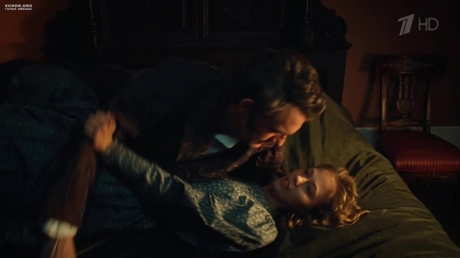 Голые тёлки в масле в бане