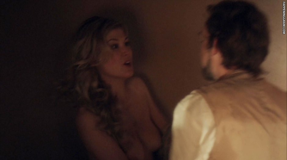 Розамунд Пайк опасный опасный элемент голая