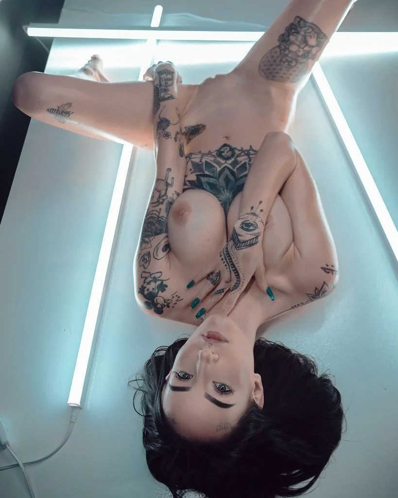 Тату под сиськами Suicide girl