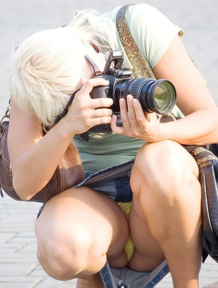 Девушки в трусах на корточках